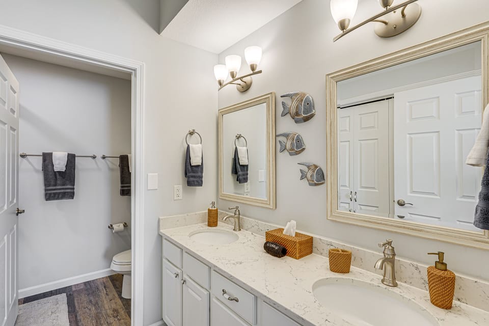 Full Bathroom | Towels Provided