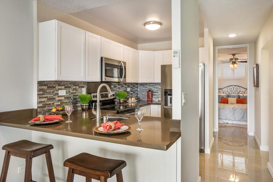 Condo, 1 King Bed with Sofa bed (Kona Alii 707) | Private kitchen | Oven, toaster, paper towels