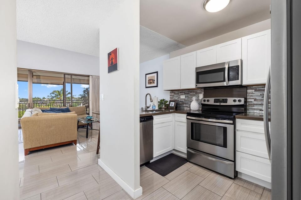Condo, 1 King Bed with Sofa bed (Kona Alii 707) | Private kitchen | Oven, toaster, paper towels