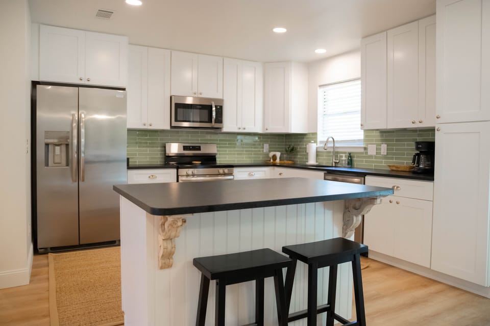 Full kitchen with island 