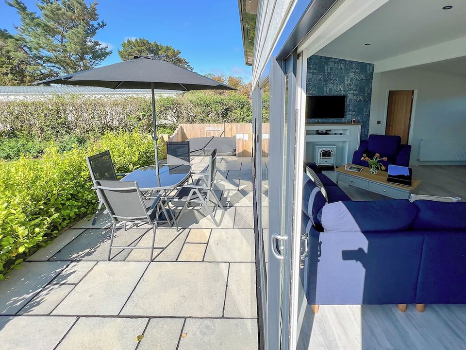 Outside area with table, chairs and 4 person Hot Tub | St Mabyn Lodge Escape, Bodmin