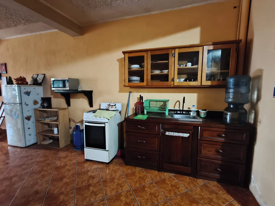 Full-size fridge, microwave, oven, dishwasher
