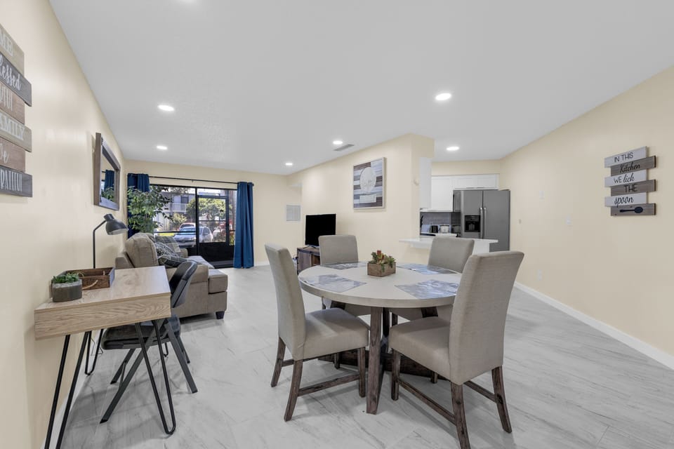 Basic Apartment | Living area | Flat-screen TV