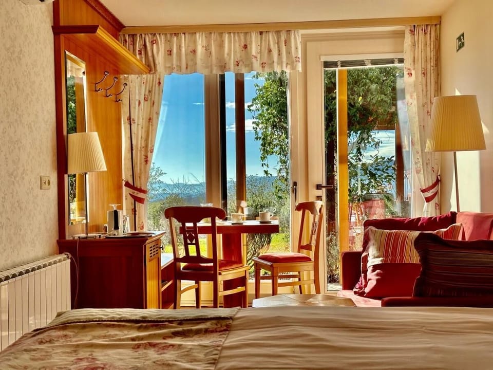 Comfort Room | Laptop workspace, free WiFi