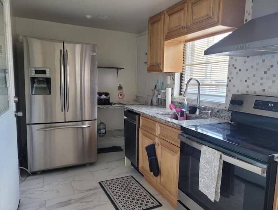 Full kitchen