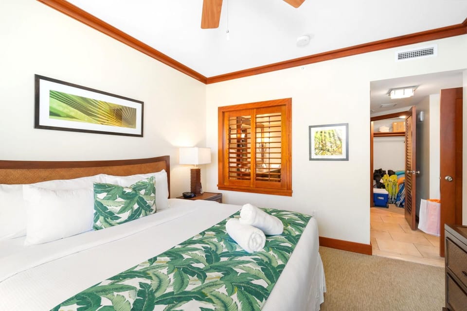 Where inside meets outside—this chic retreat offers leafy views from bed and lanai-side tranquility for dreamy mornings    