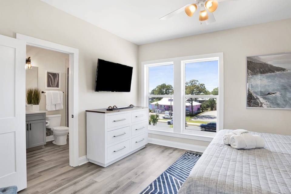 Urban views meet coastal vibes in this bright bedroom, a perfect blend for stylish relaxation and city gazing.