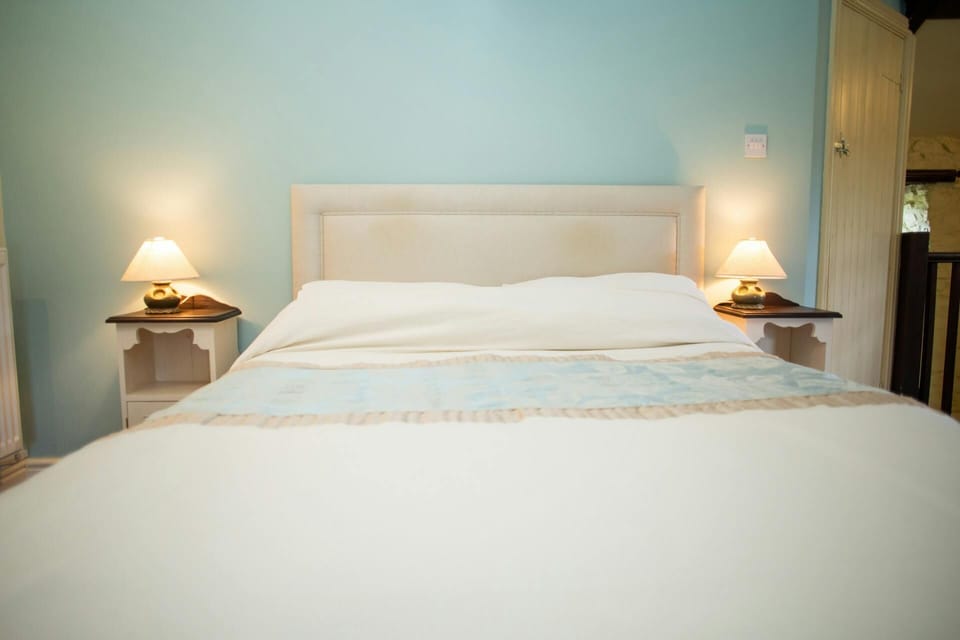 King size bed and bedside tables with lamps