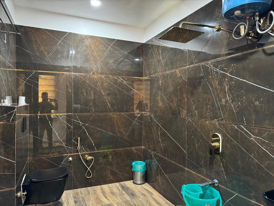 Signature Room | Bathroom | Shower, free toiletries, hair dryer, towels