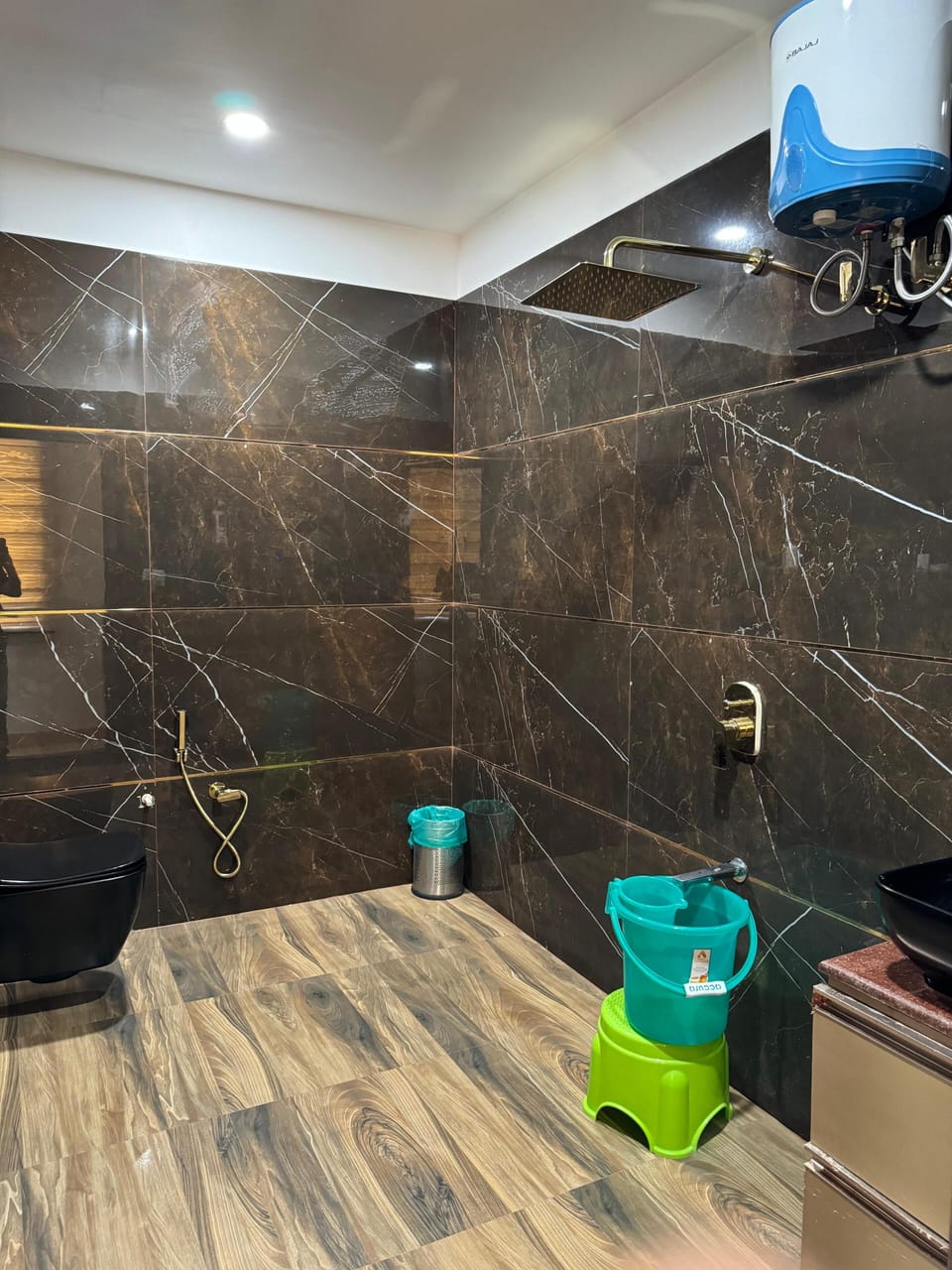 Signature Room | Bathroom | Shower, free toiletries, hair dryer, towels