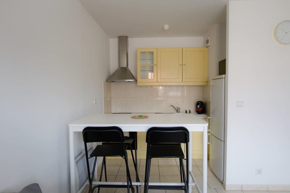table haute et 4 tabourets
