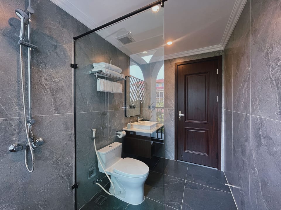 Deluxe Double Room | Bathroom | Shower, rainfall showerhead, hair dryer, bathrobes