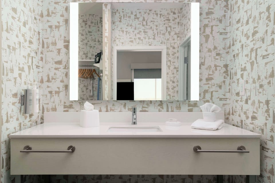 Studio, 1 King Bed, Refrigerator & Microwave (Wet bar) | Bathroom | Hair dryer, towels, soap, shampoo