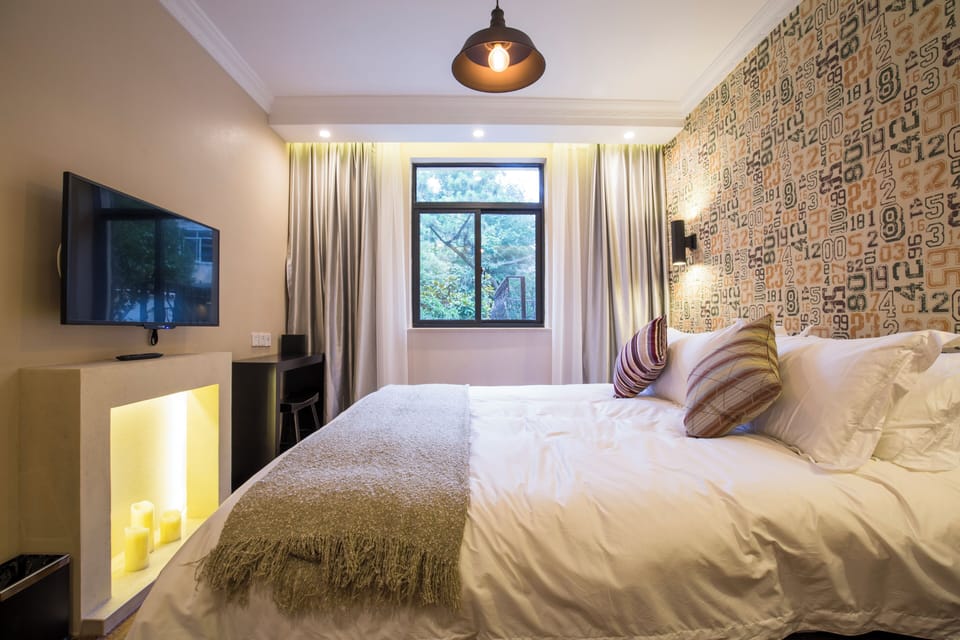 Design Double Room, Courtyard View | Down comforters, free minibar, blackout drapes, soundproofing
