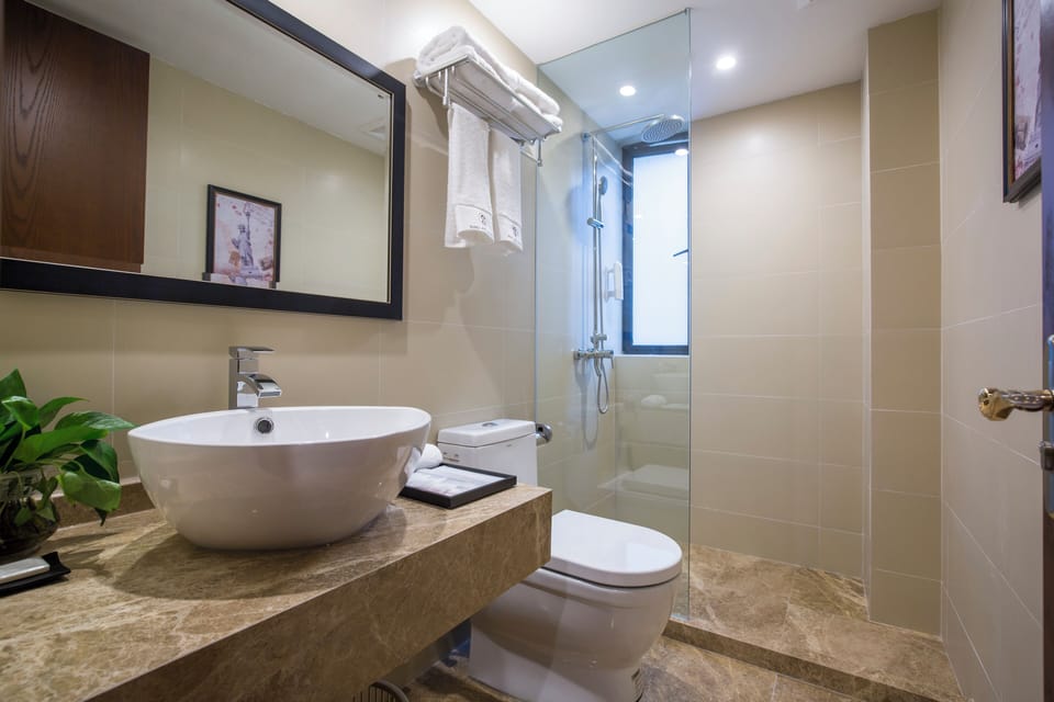 Shower, rainfall showerhead, free toiletries, hair dryer
