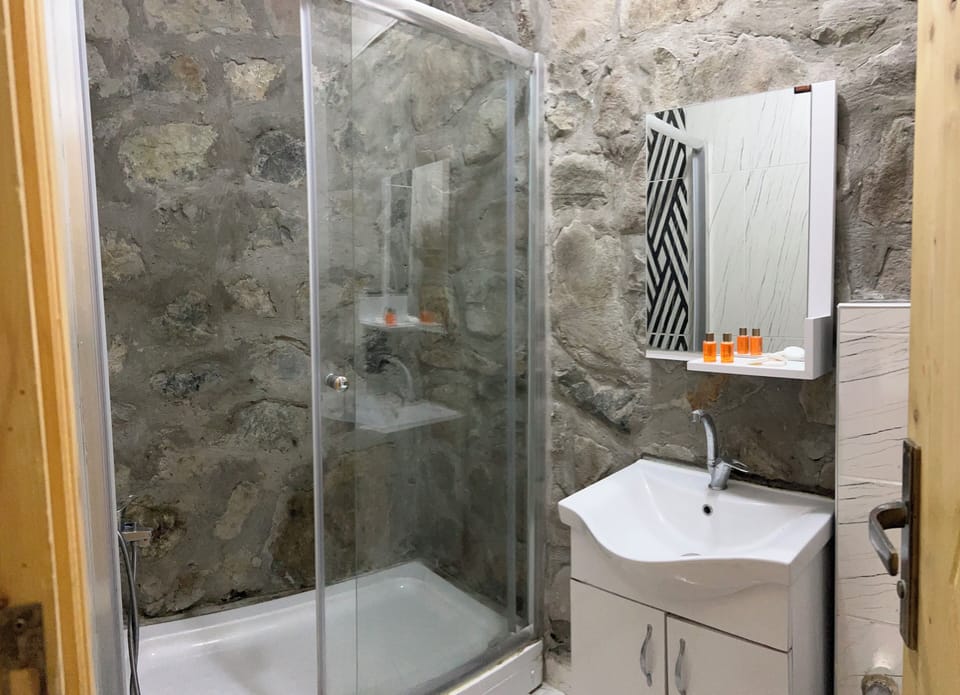 Family Apartment, 2 Bedrooms | Bathroom | Free toiletries, hair dryer, slippers
