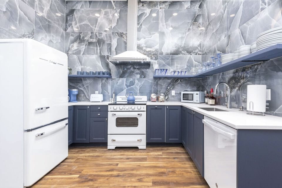 Fully stocked Kitchen with light dry breakfast!