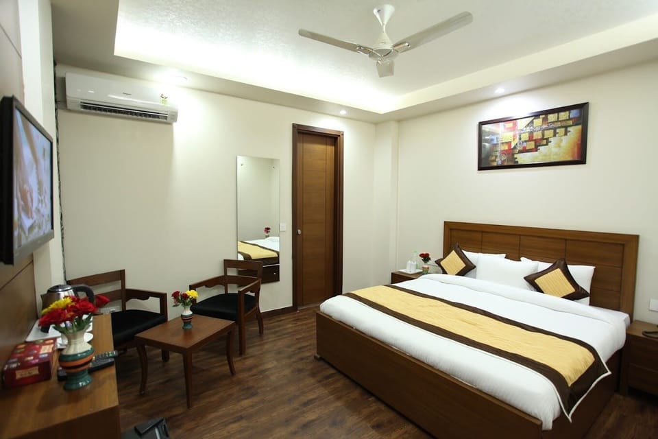 Deluxe Room | Egyptian cotton sheets, premium bedding, in-room safe