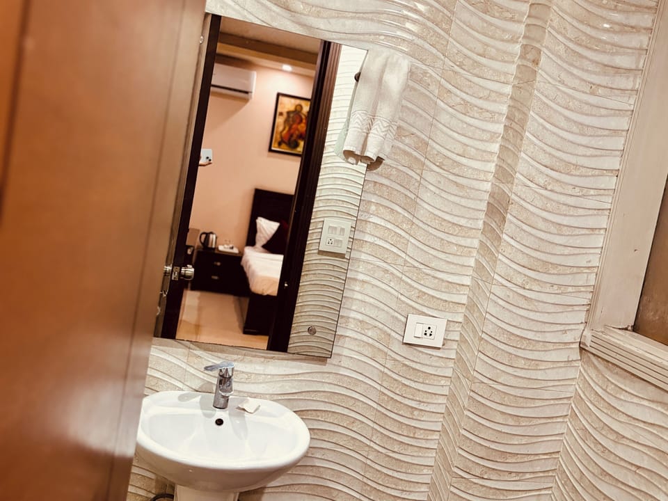 Deluxe Room | Bathroom | Shower, rainfall showerhead, free toiletries, hair dryer