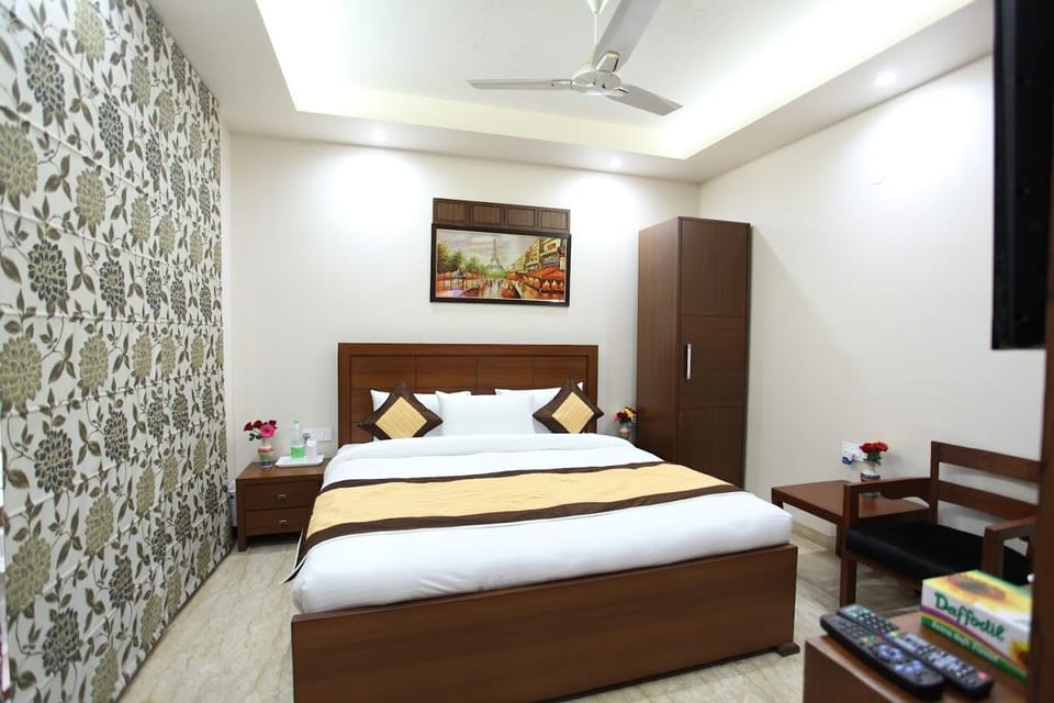Deluxe Room | Egyptian cotton sheets, premium bedding, in-room safe