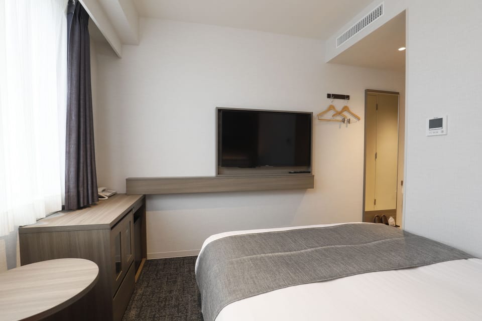 Basic Single Room, 1 Bedroom | In-room safe, desk, laptop workspace, blackout drapes