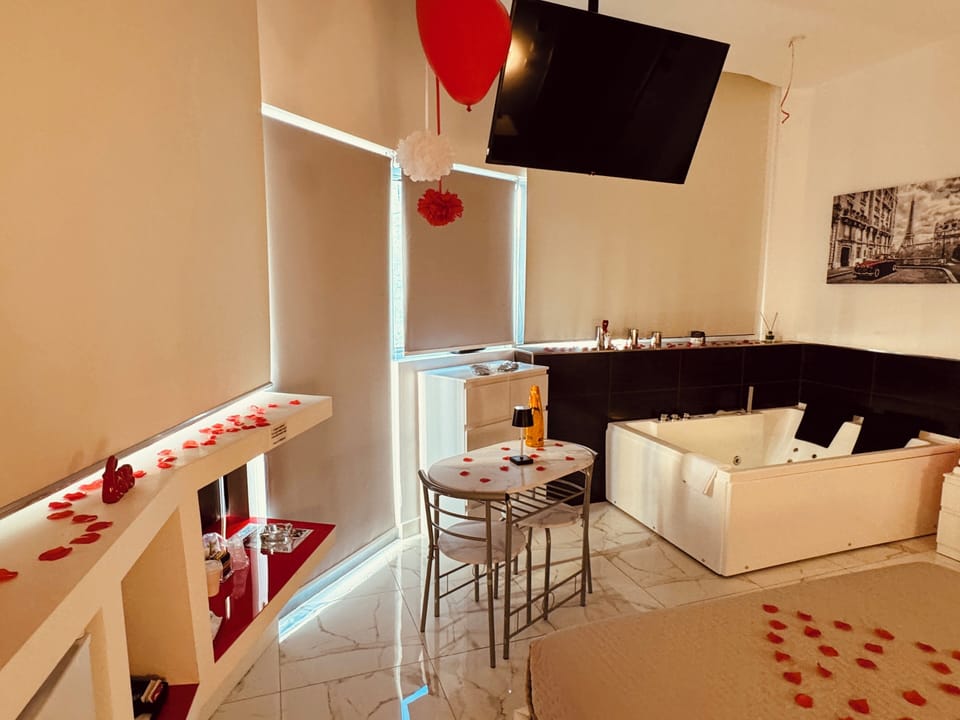 Paris Room | Premium bedding, down comforters, minibar, free WiFi