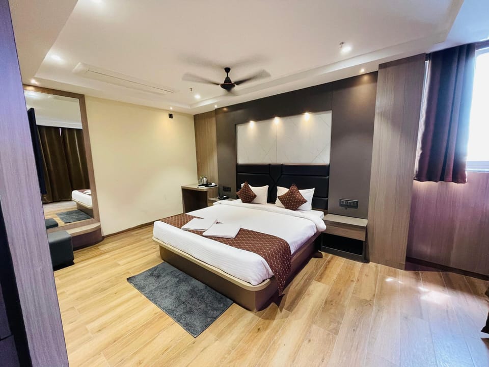 Presidential Suite | Premium bedding, desk, laptop workspace, bed sheets