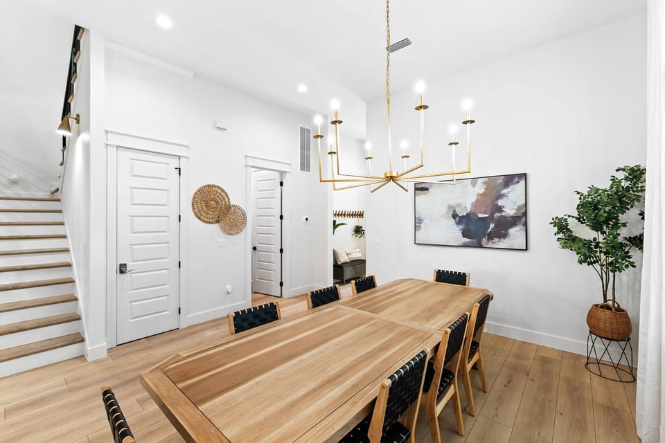 Gorgeous dining table with plenty of seating.
