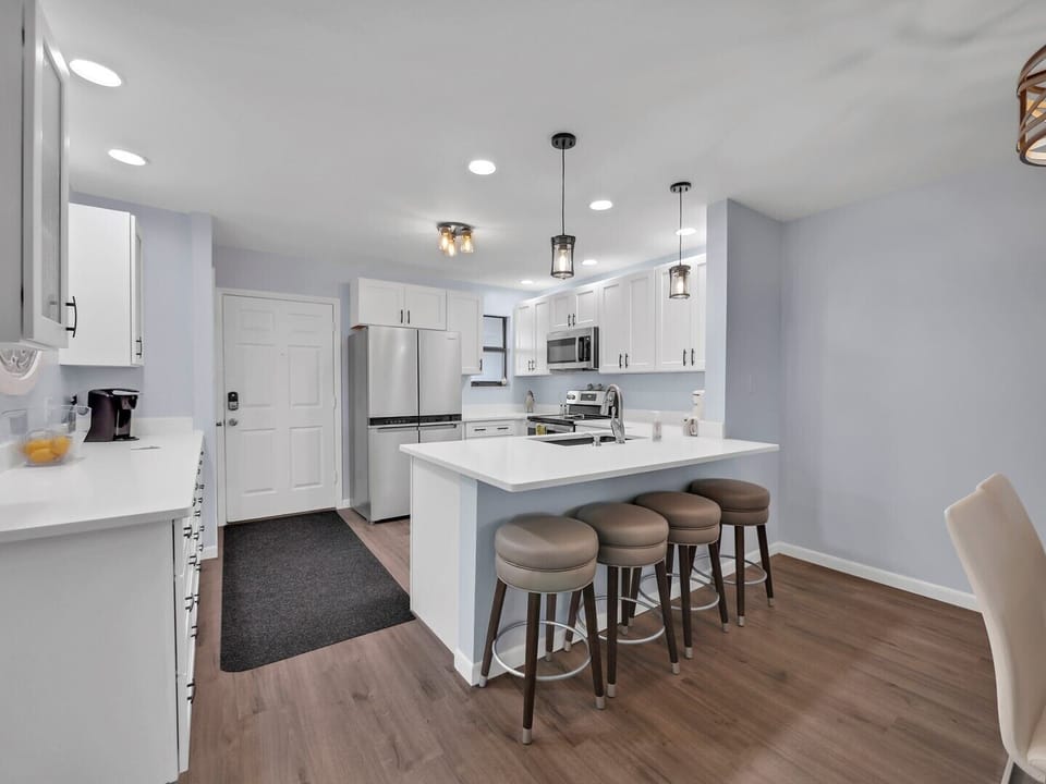 Kitchen with Breakfast bar