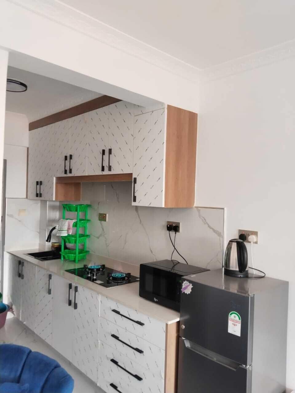 Classic Studio Suite | Private kitchen | Fridge, microwave, oven, blender