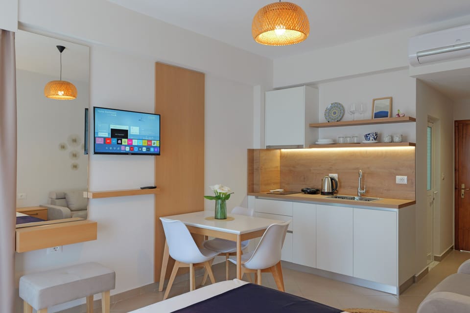 Double Room, Sea View | Private kitchen | Fridge, stovetop, toaster, cookware/dishes/utensils