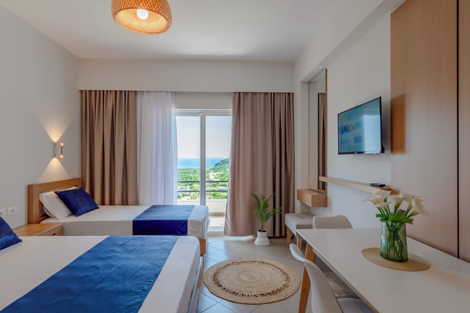 Triple Room, Sea View | Hypo-allergenic bedding, soundproofing, free WiFi