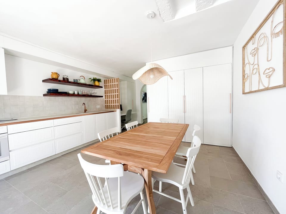 Kitchen & Dining Area