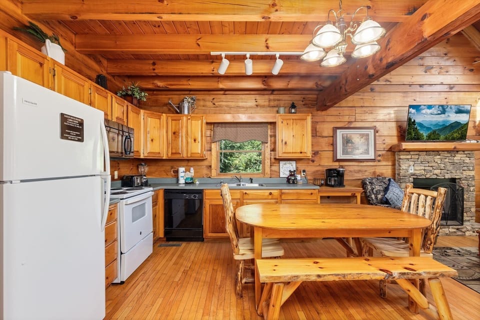 Cabin, 4 Bedrooms | Private kitchen | Coffee/tea maker, fridge, oven, toaster