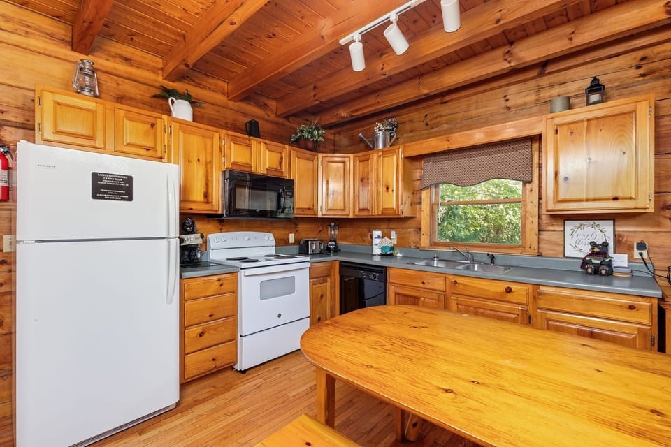 Cabin, 4 Bedrooms | Private kitchen | Coffee/tea maker, fridge, oven, toaster