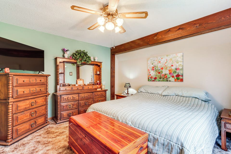 Riverfront Baxter Springs Home w/ Deck & Grill! Cottage in Baxter Springs