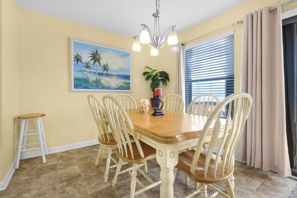 Seating for six at the dining table