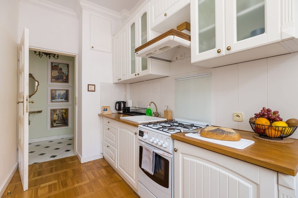 Romantic Apartment | Private kitchen | Full-size fridge, oven, stovetop, electric kettle
