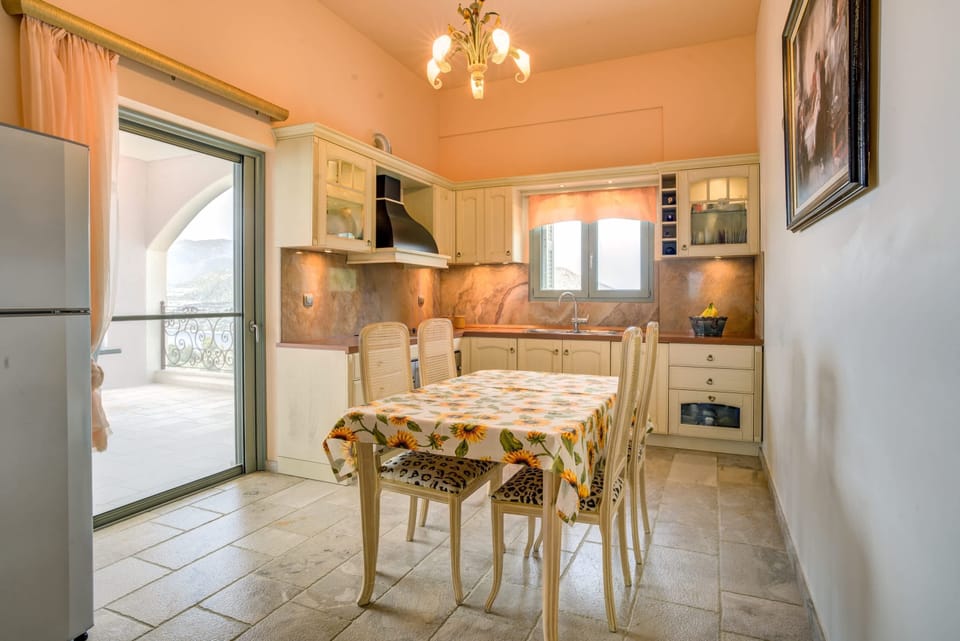 Full Kitchen & Dining Area
Everything you need to cook and dine with loved ones.