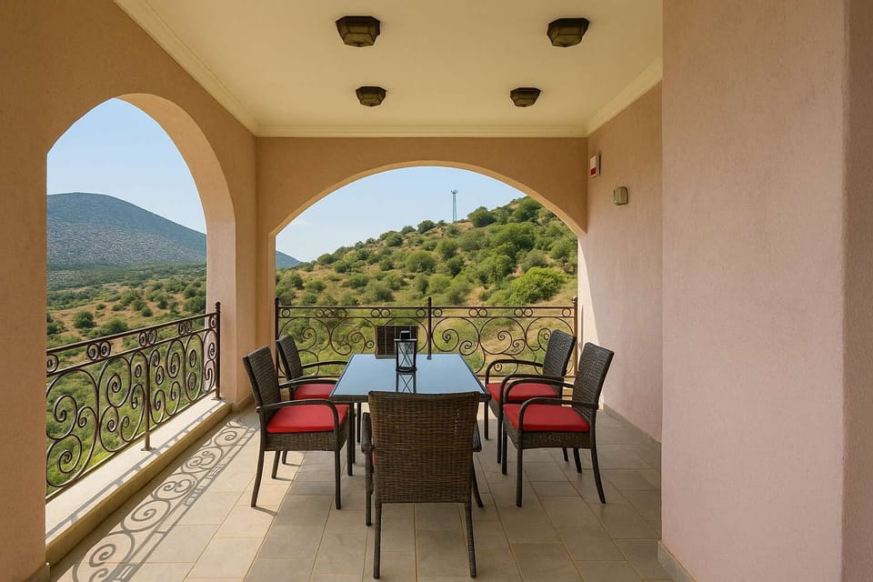 Expansive Balcony with Mountain Views
A perfect outdoor space for sunrises, sunsets, and stars.