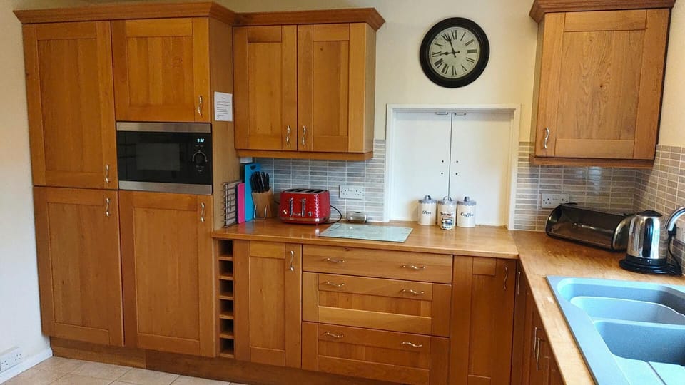 Fitted kitchen: built-in oven, toaster and kettle
