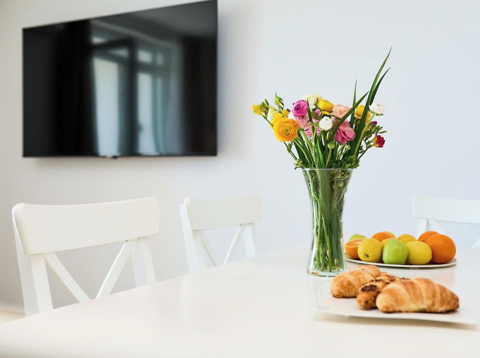Dining table / TV