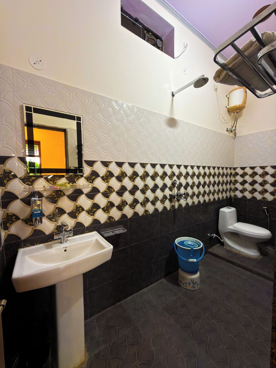 Deluxe Room | Bathroom | Shower, rainfall showerhead, slippers, towels