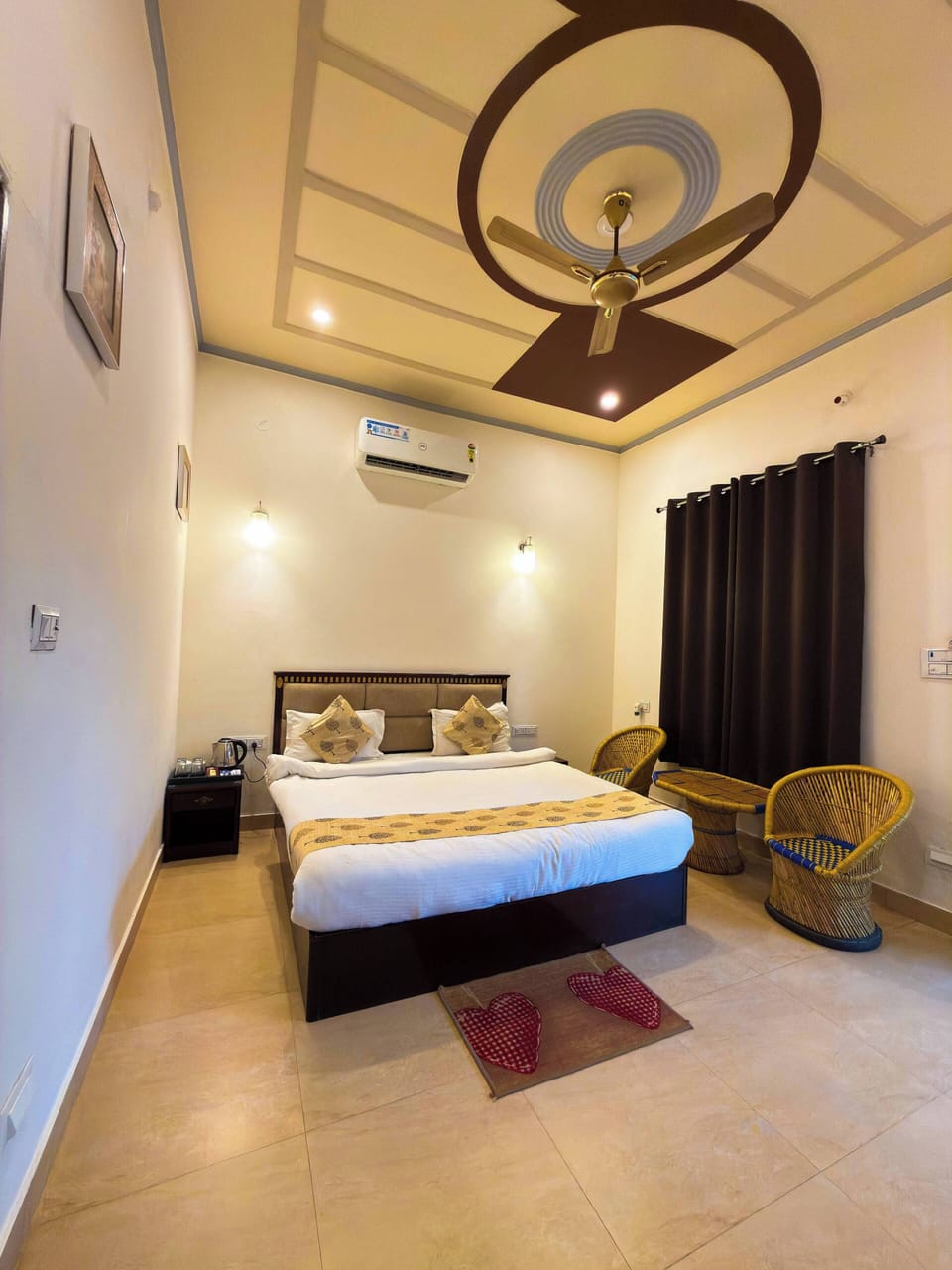 Deluxe Room | Hypo-allergenic bedding available, blackout drapes, WiFi (free)