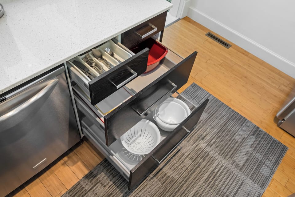 Deluxe Apartment | Private kitchen | Full-size fridge, microwave, oven, stovetop