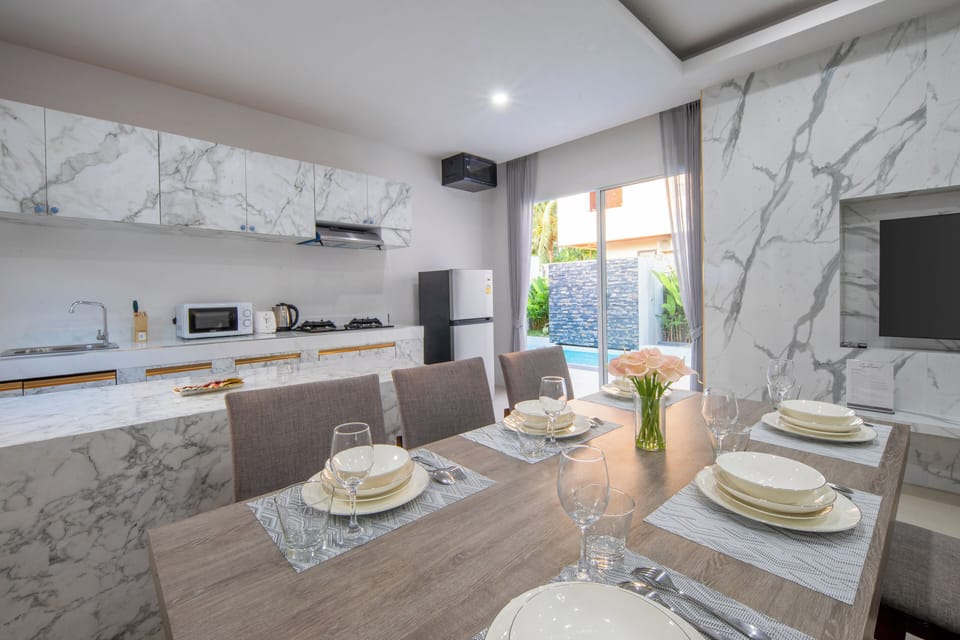 Deluxe Villa | Private kitchen | Fridge, microwave, electric kettle, cookware/dishes/utensils