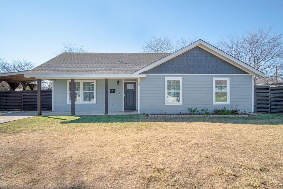 House | 3 bedrooms, desk