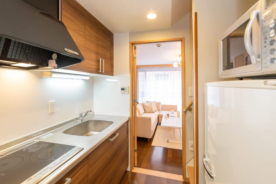 Deluxe House | Private kitchen | Full-size fridge, microwave, stovetop, rice cooker