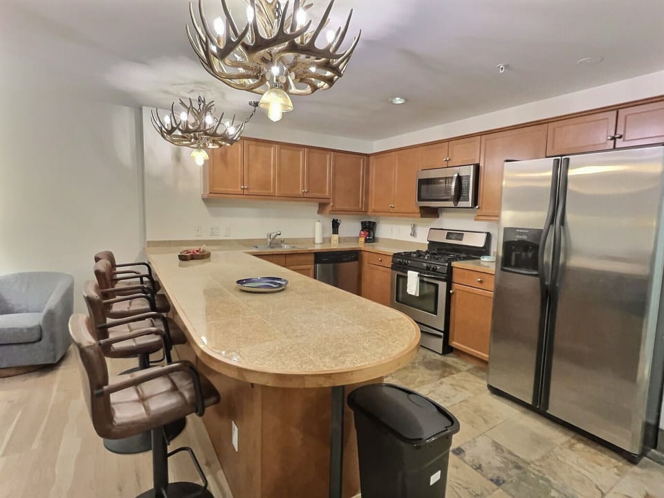 Kitchen island bar dining area with seating for 4