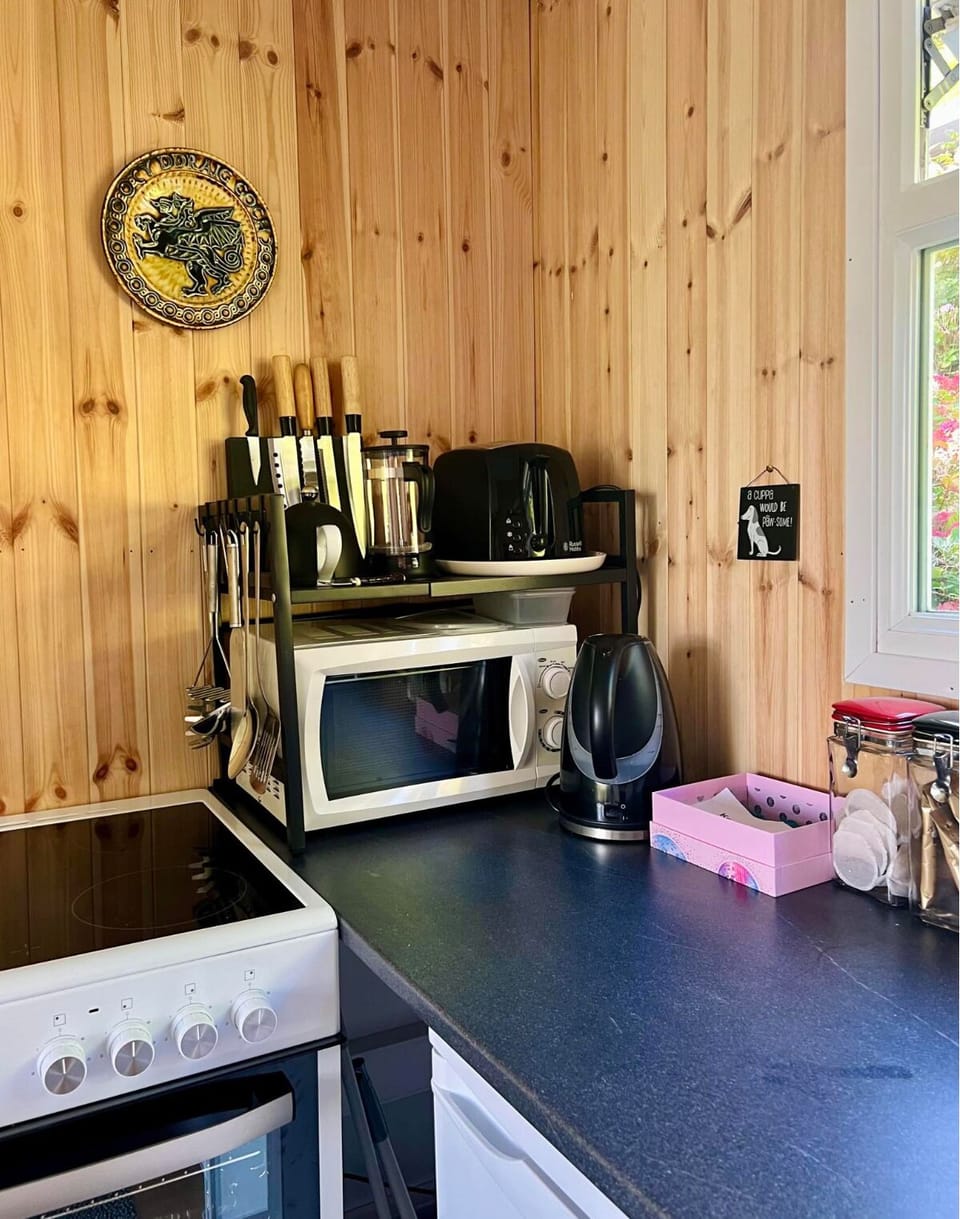 Fully Fitted Kitchen